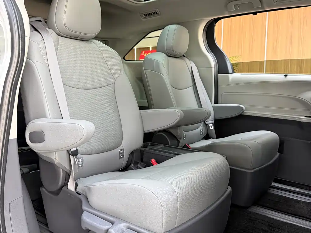 Toyota Granvia — фото 11
