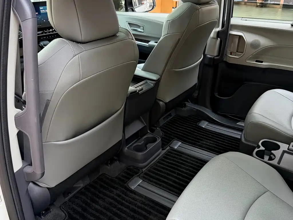 Toyota Granvia — фото 12
