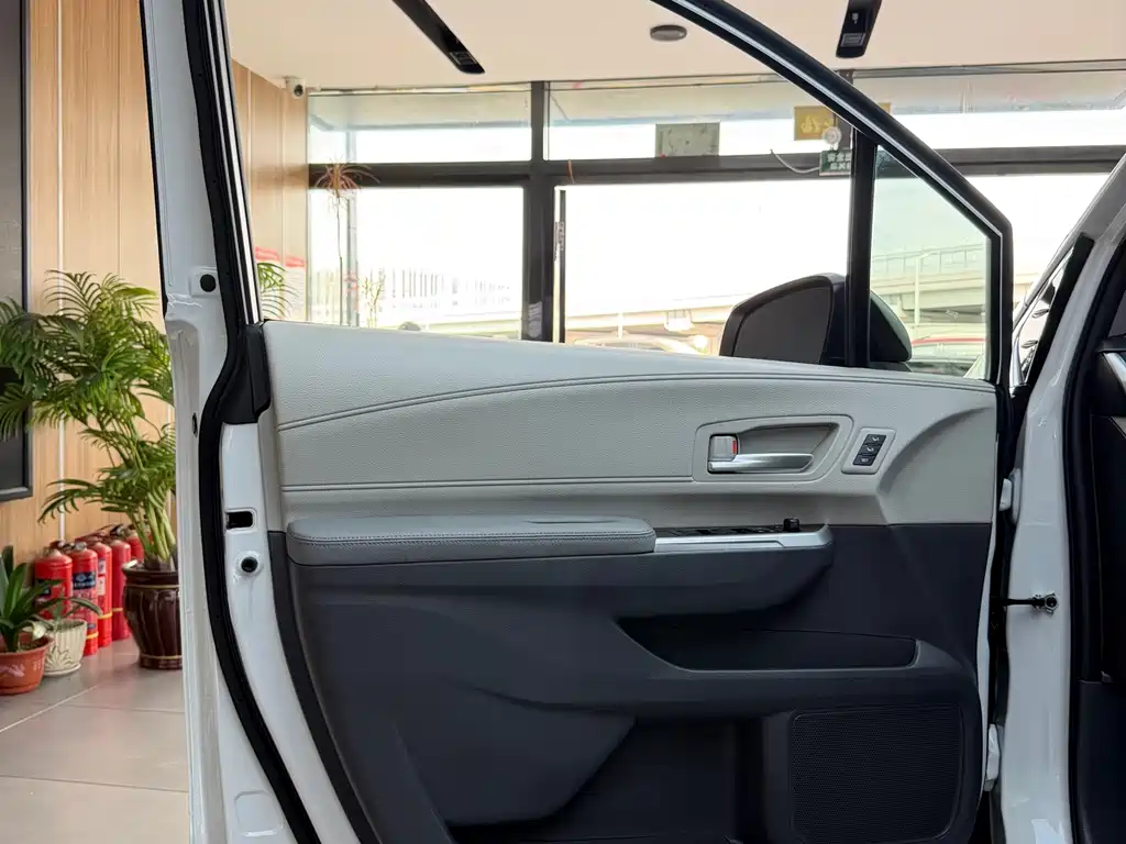 Toyota Granvia — фото 8
