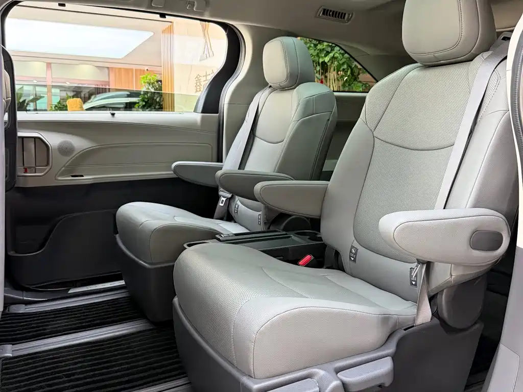 Toyota Granvia — фото 10