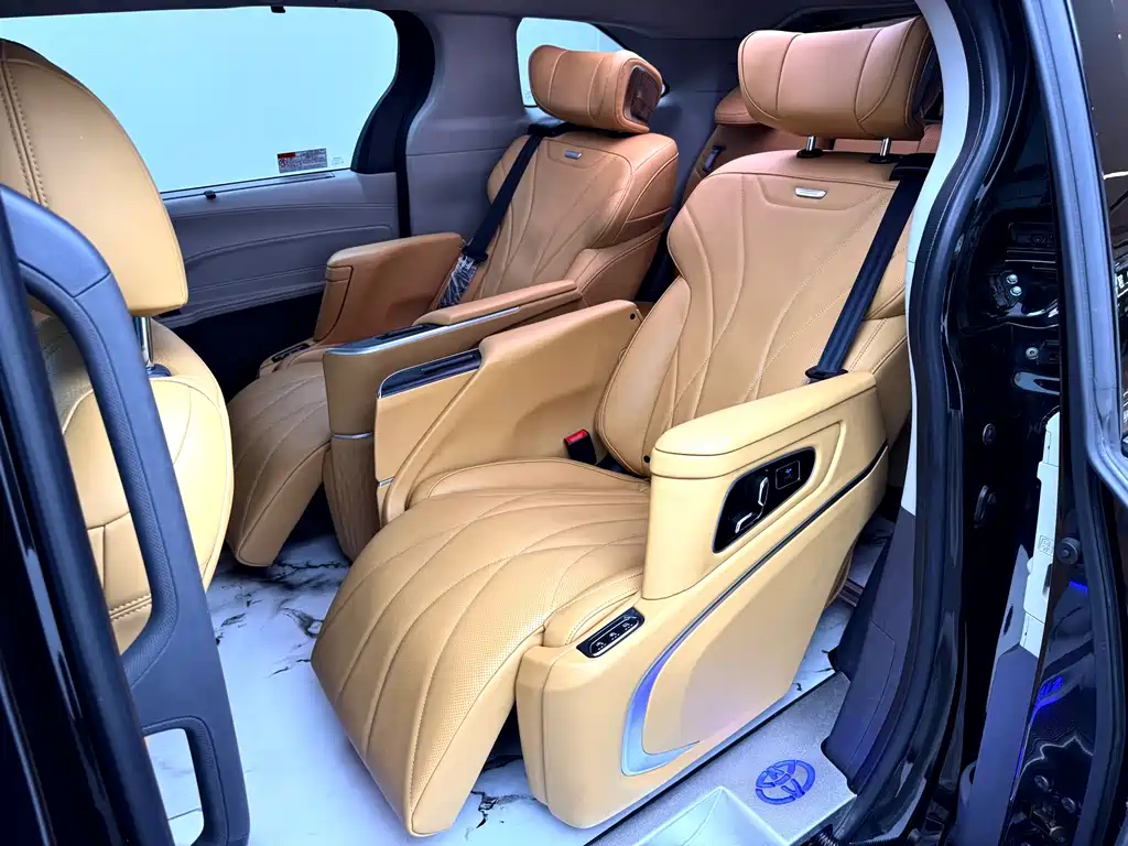 Toyota Sienna — фото 17