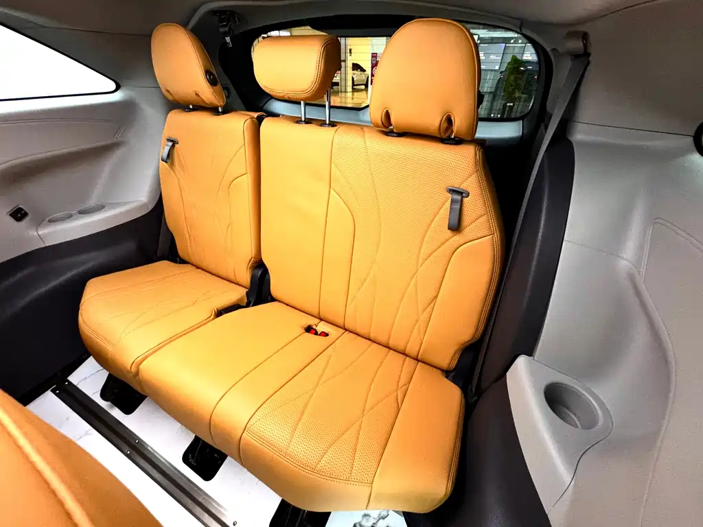 Toyota Sienna — фото 20