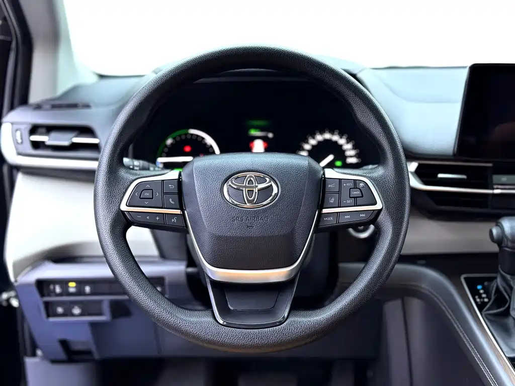 Toyota Sienna — фото 22