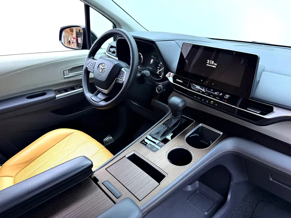 Toyota Sienna — фото 28