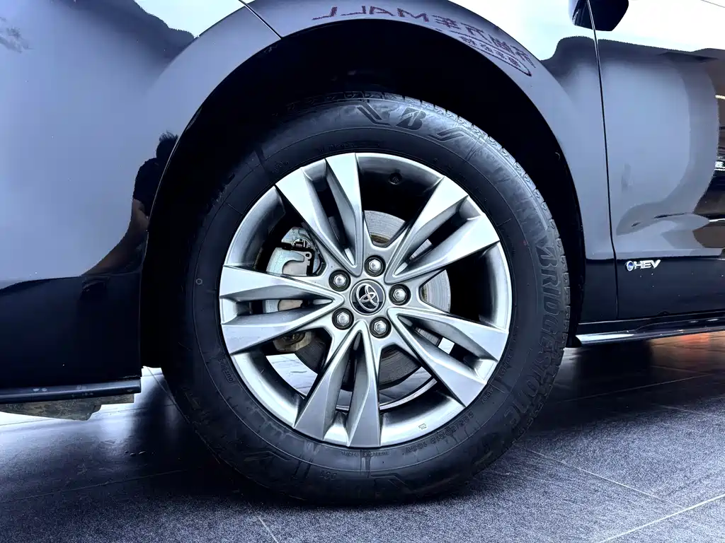 Toyota Sienna — фото 10