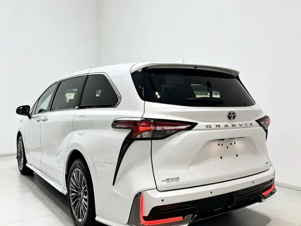 Toyota Granvia — фото 4