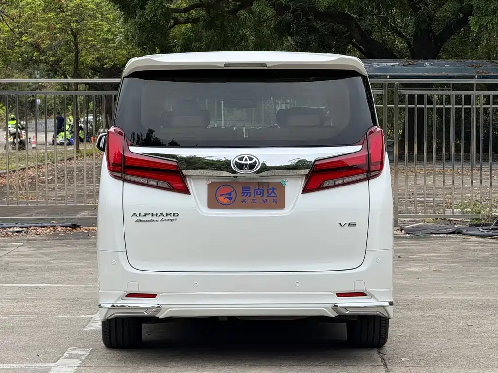 Toyota Alphard — фото 4