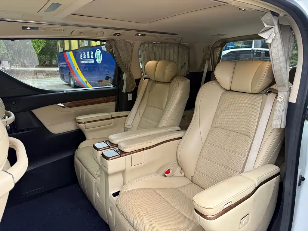 Toyota Alphard — фото 7