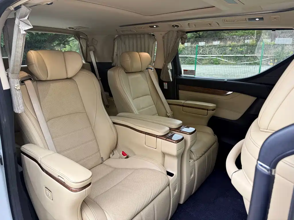 Toyota Alphard — фото 9