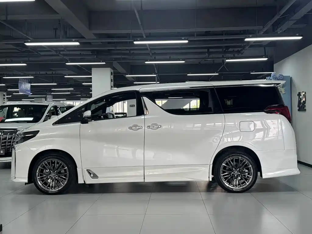 Toyota Alphard — фото 4