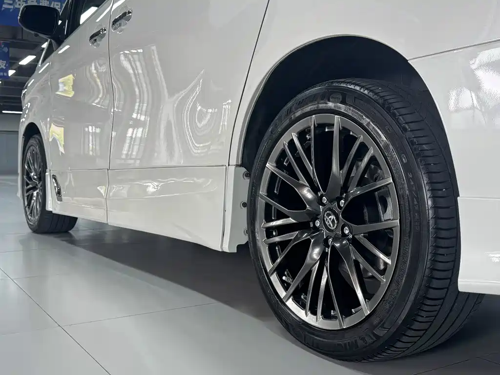 Toyota Alphard — фото 6