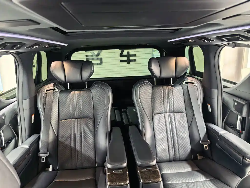Toyota Alphard — фото 7