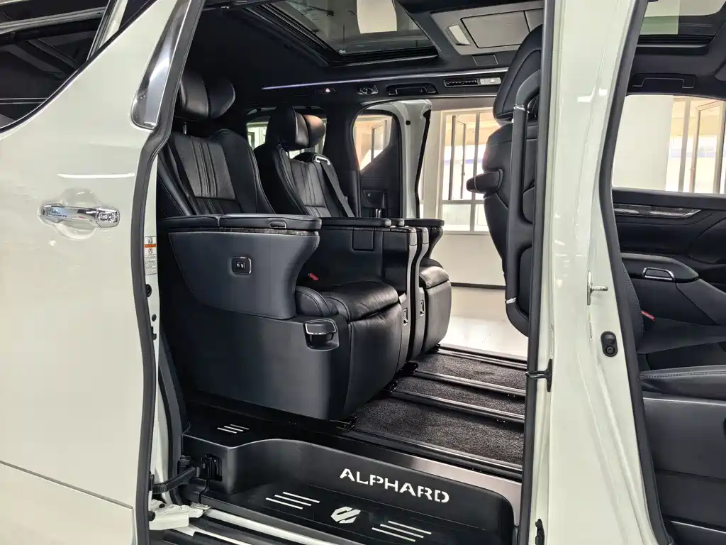 Toyota Alphard — фото 10