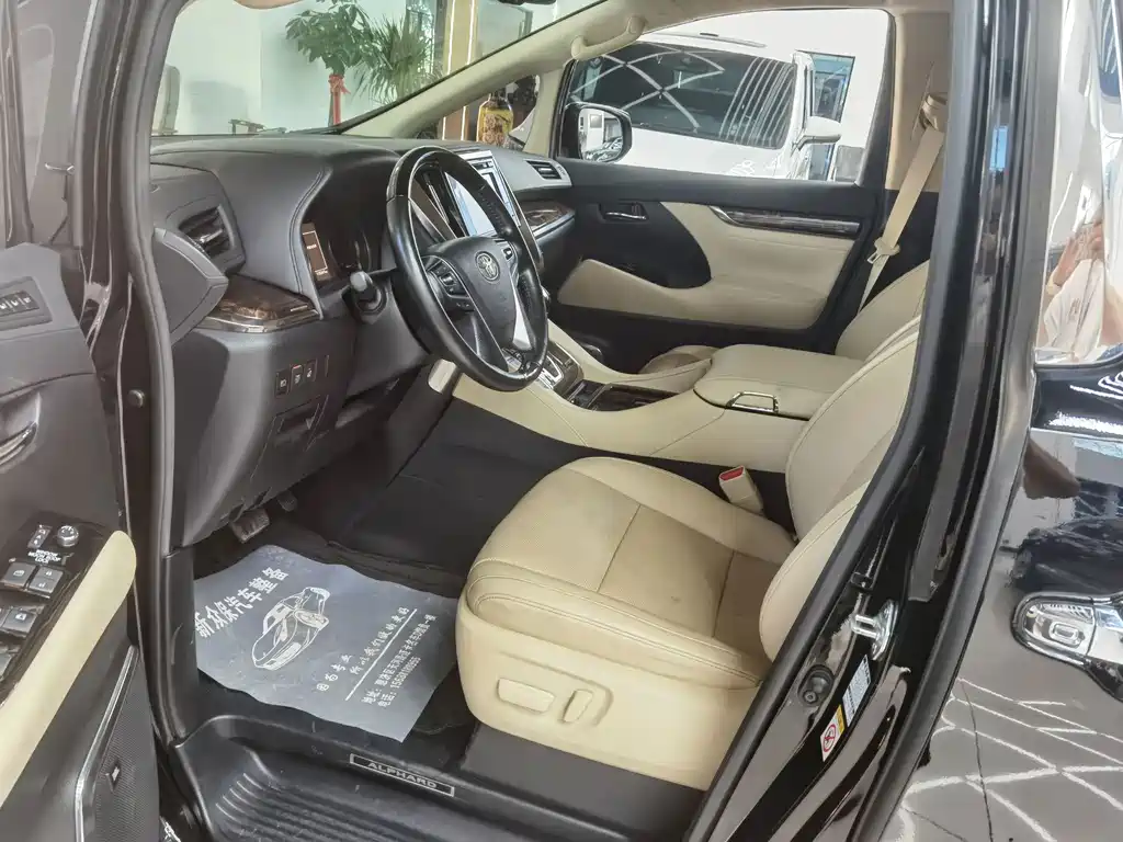 Toyota Alphard — фото 4