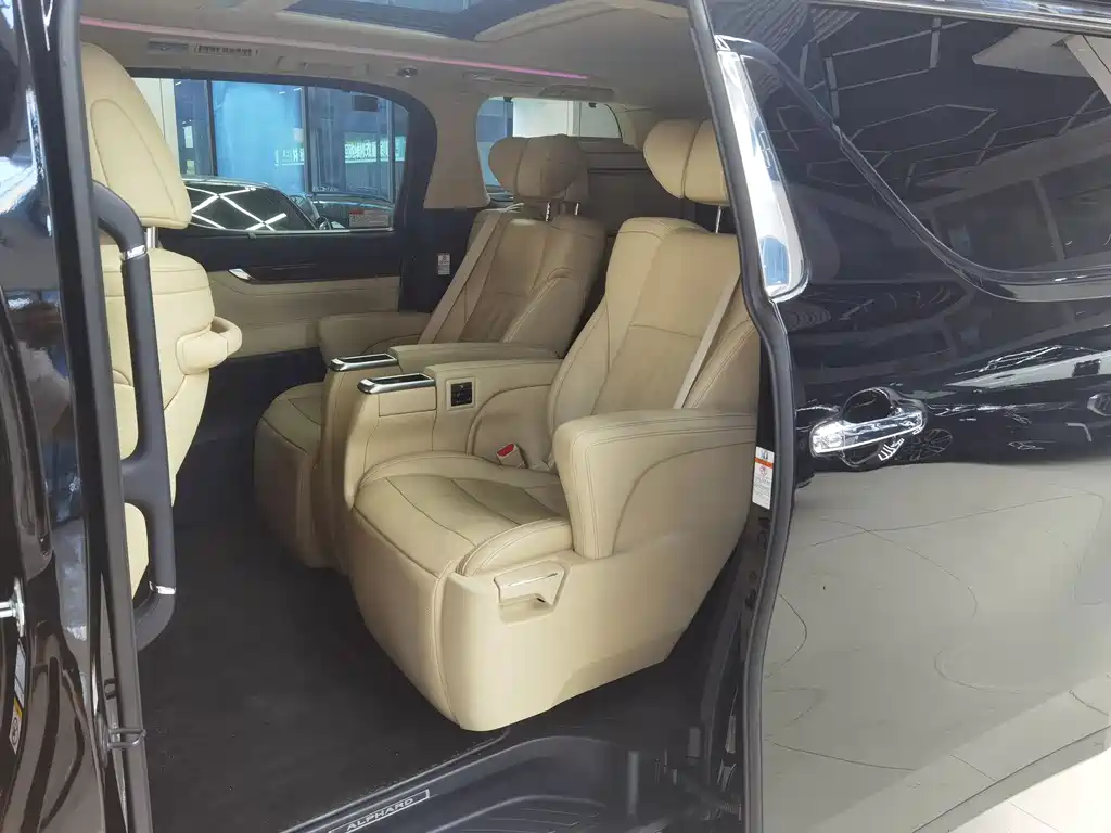 Toyota Alphard — фото 5