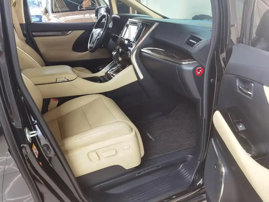 Toyota Alphard — фото 7