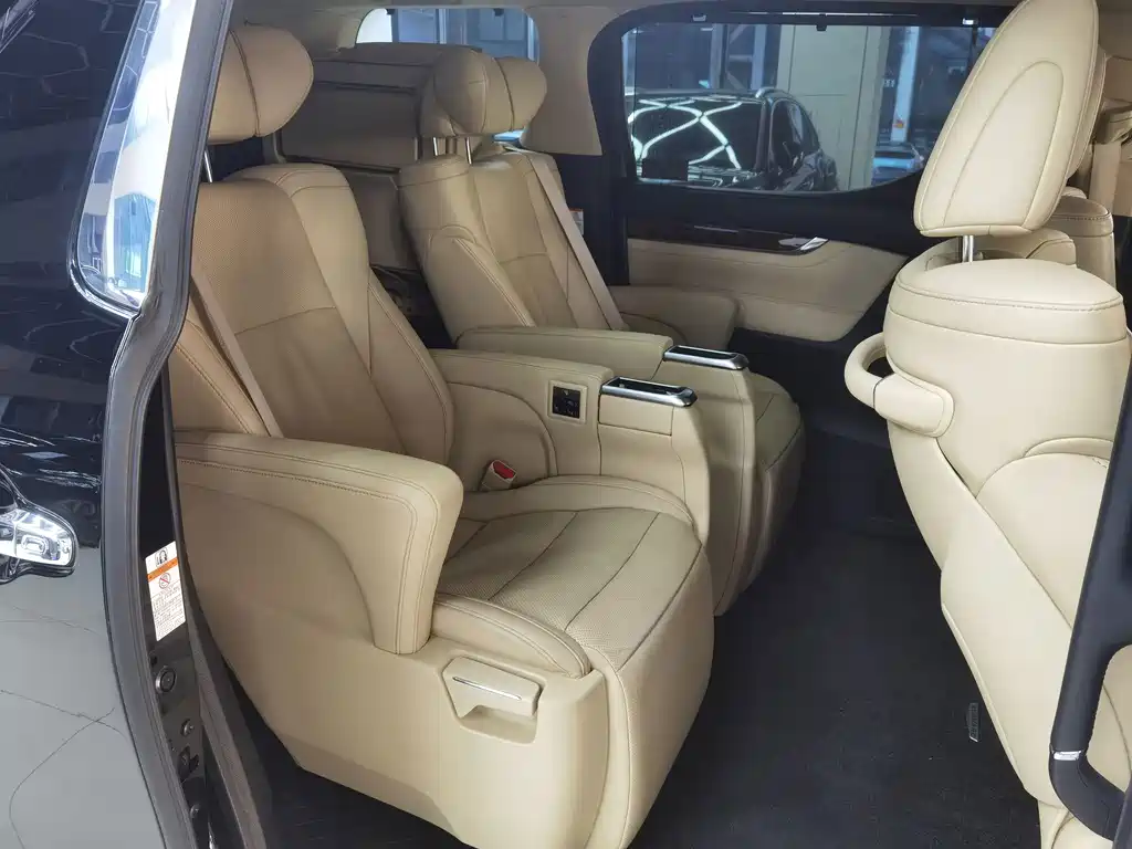 Toyota Alphard — фото 9