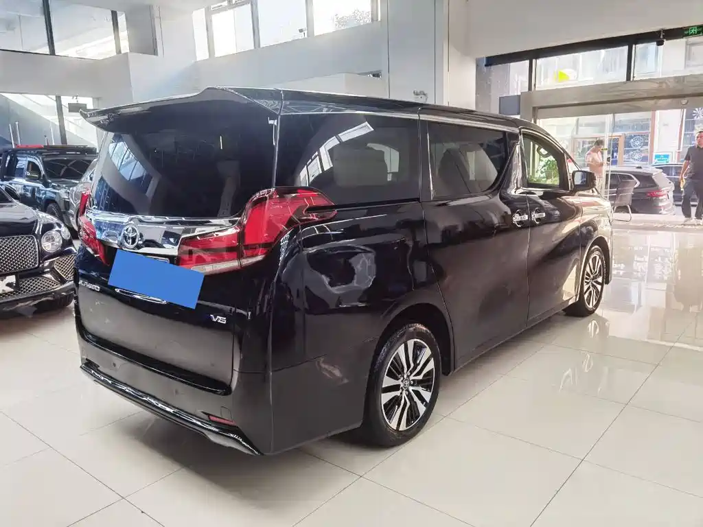 Toyota Alphard — фото 10