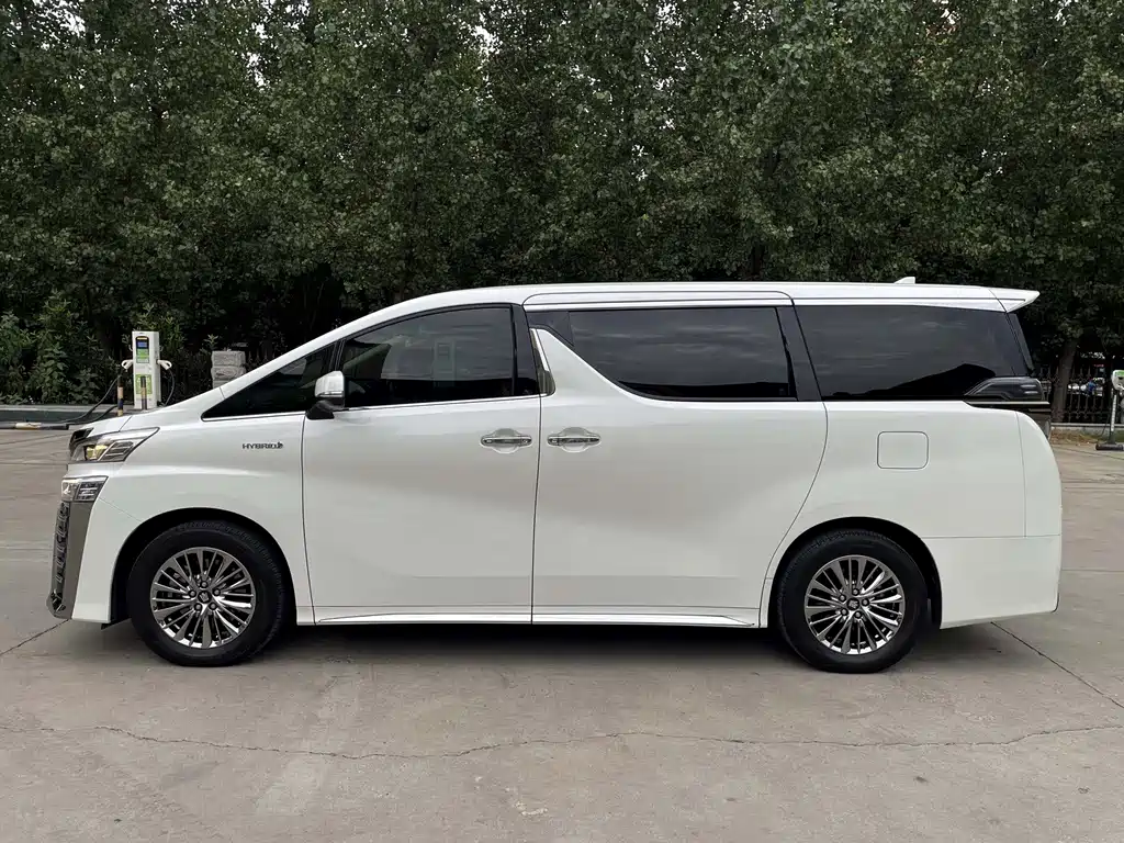 Toyota Vellfire — фото 3