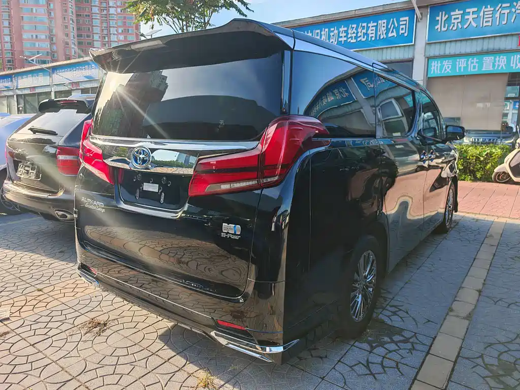 Toyota Alphard — фото 3