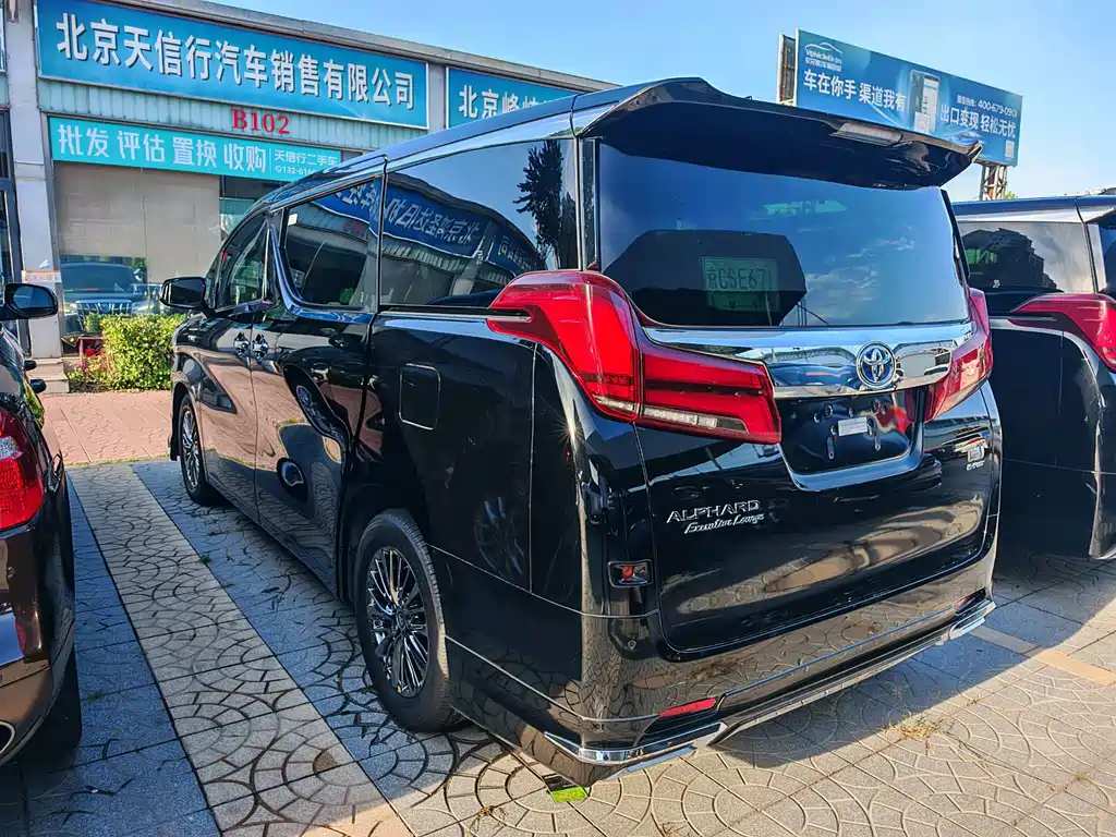 Toyota Alphard — фото 4