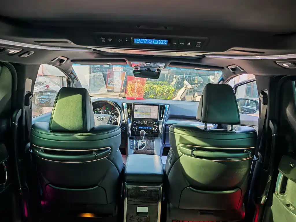 Toyota Alphard — фото 8