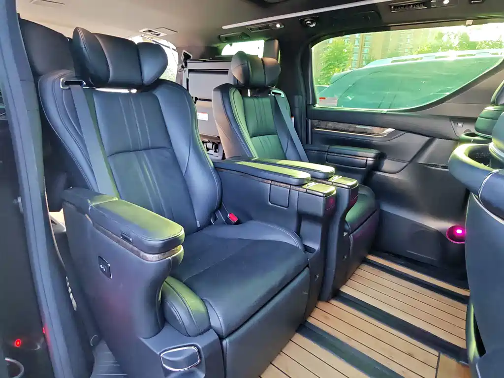 Toyota Alphard — фото 9