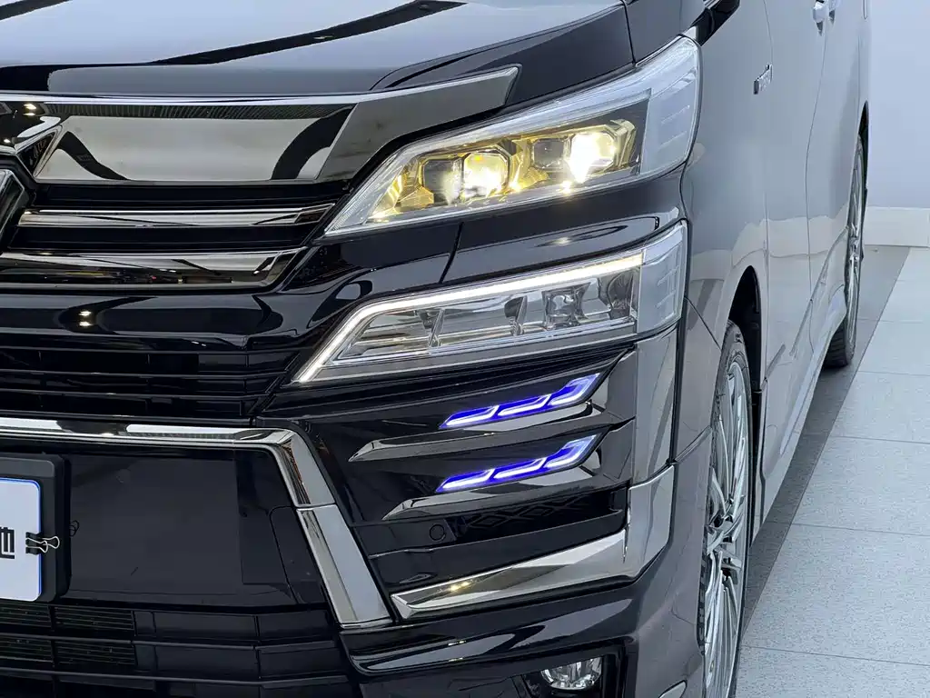 Toyota Vellfire — фото 6