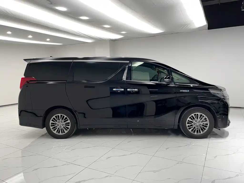 Toyota Alphard — фото 2