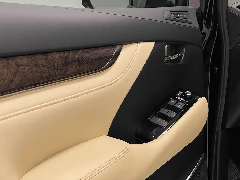 Toyota Alphard — фото 11