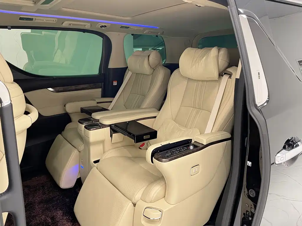 Toyota Alphard — фото 17