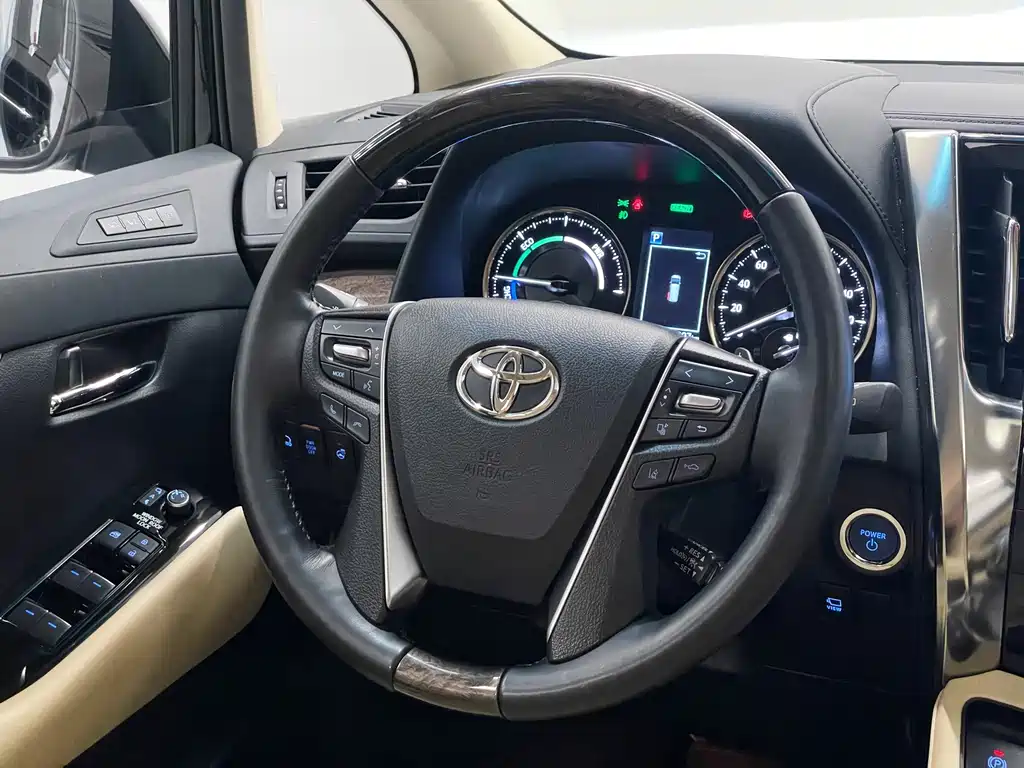 Toyota Alphard — фото 20