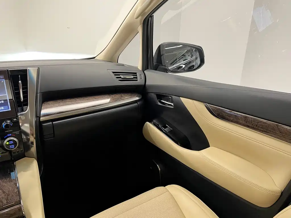 Toyota Alphard — фото 22