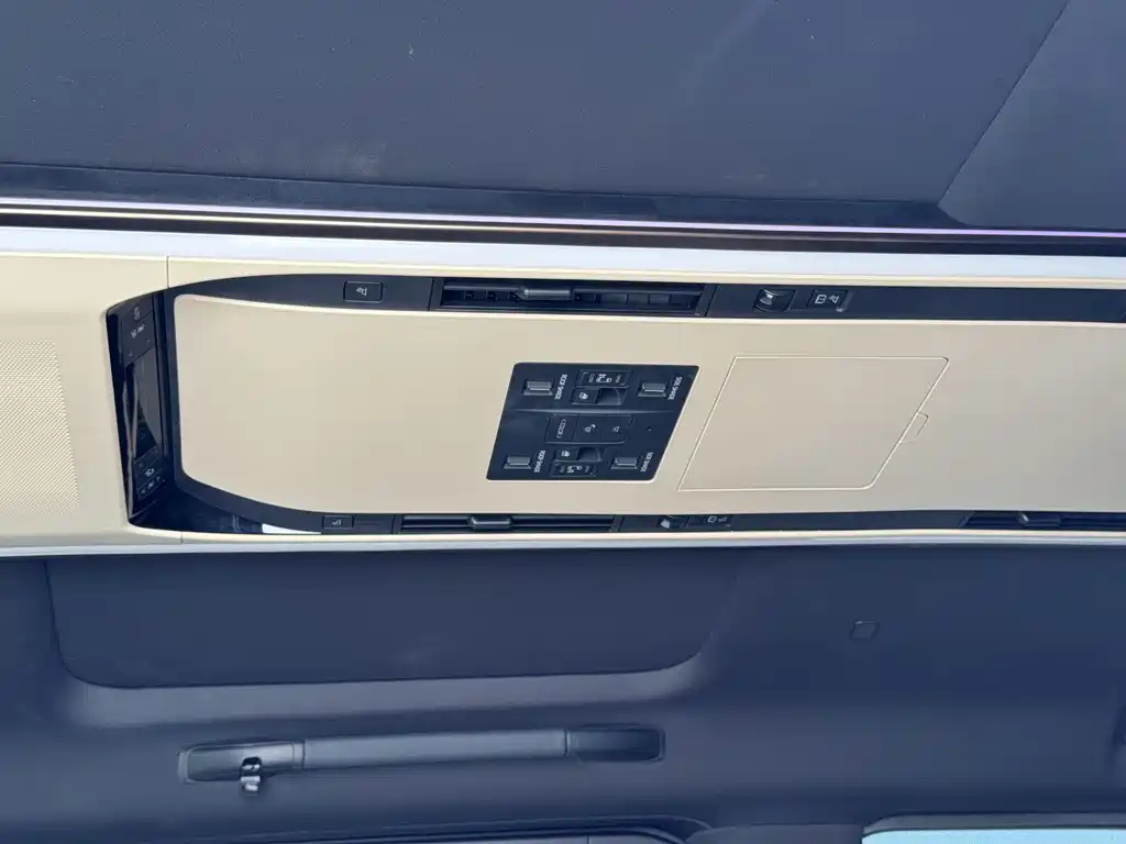 Toyota Alphard — фото 11