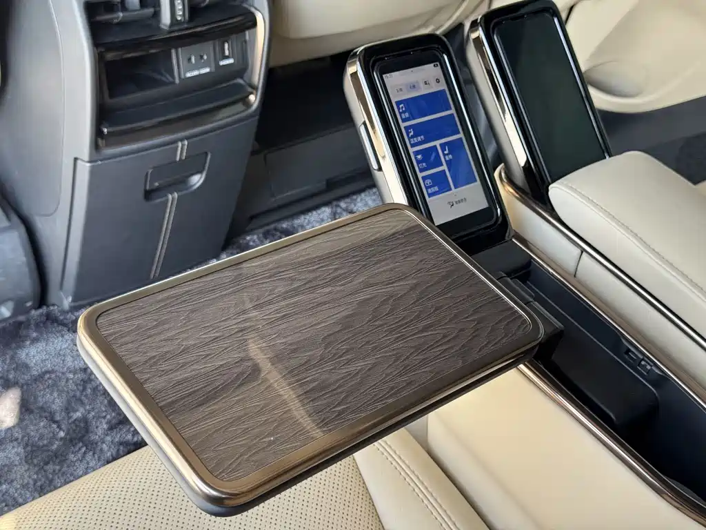Toyota Alphard — фото 13