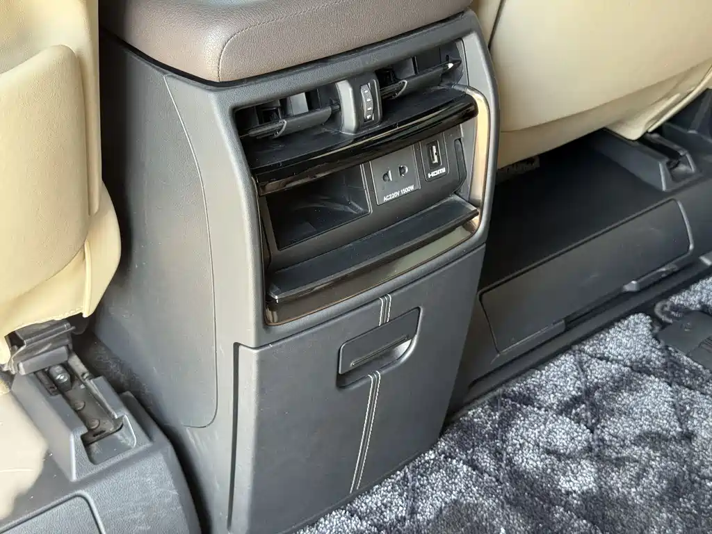 Toyota Alphard — фото 14