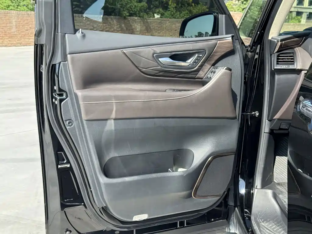 Toyota Alphard — фото 4
