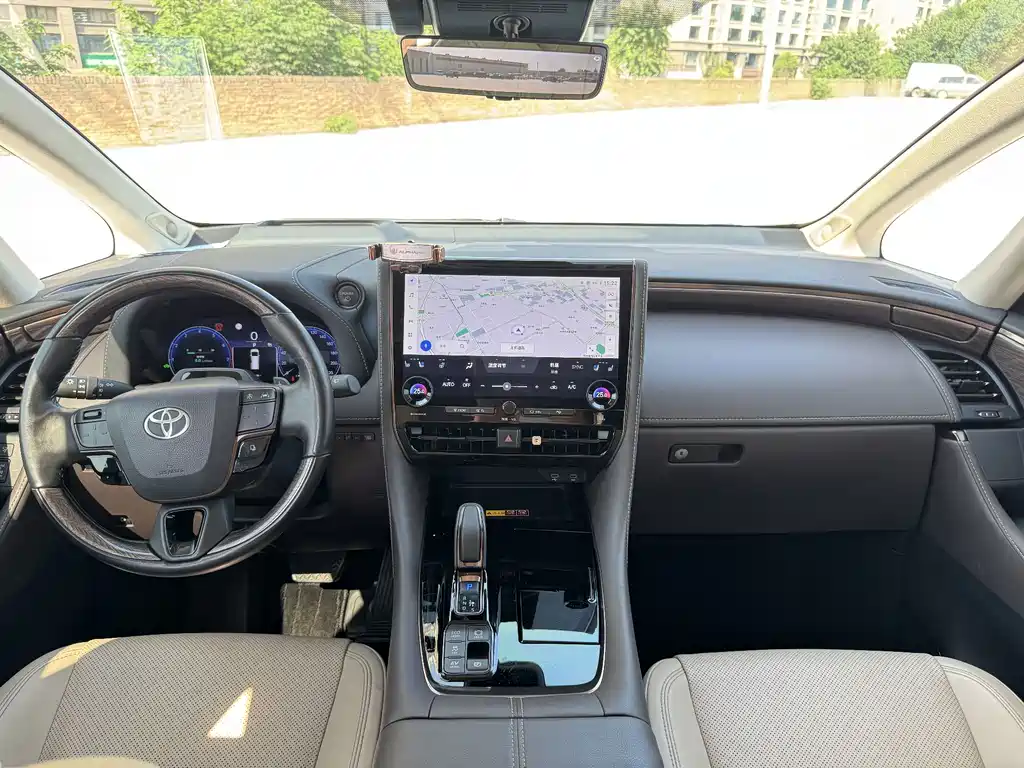 Toyota Alphard — фото 5