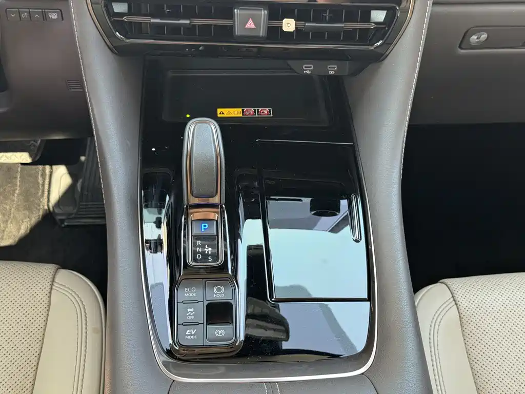 Toyota Alphard — фото 7