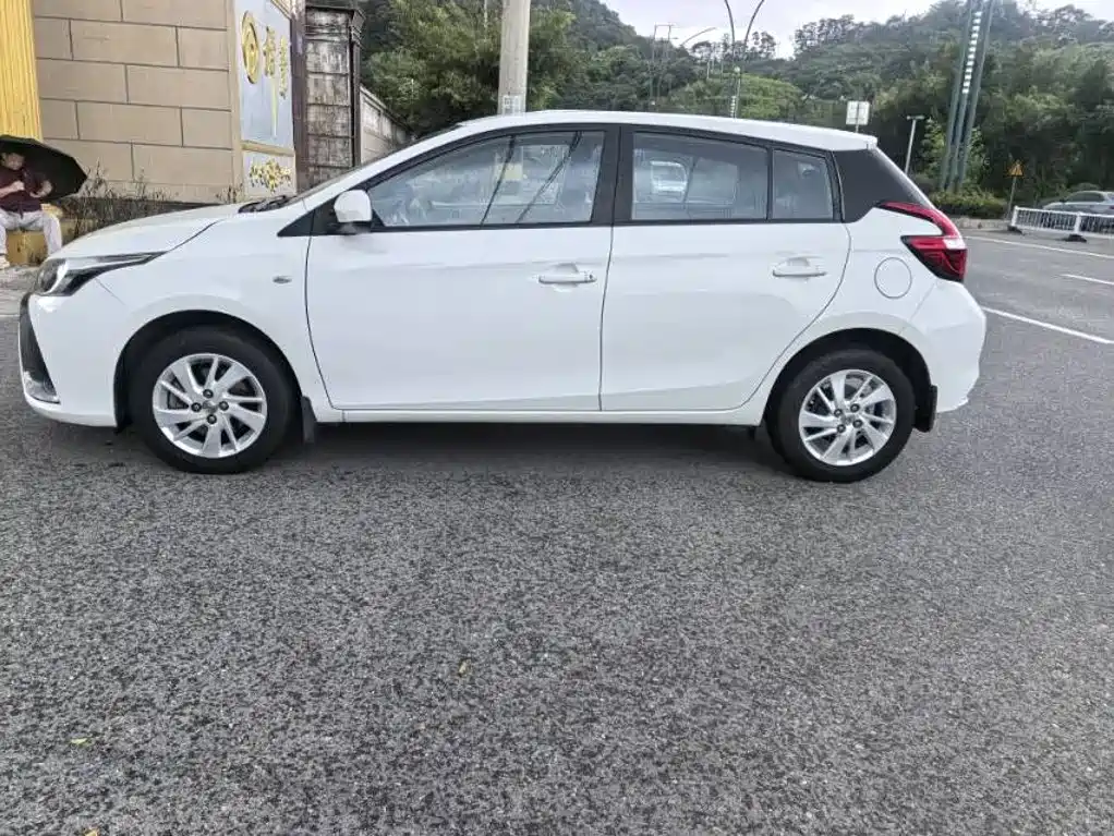 Toyota Yaris L — фото 2