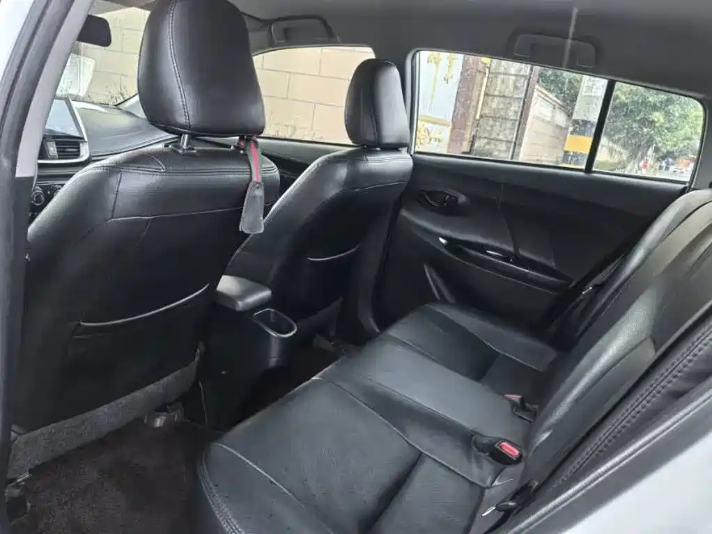 Toyota Yaris L — фото 4