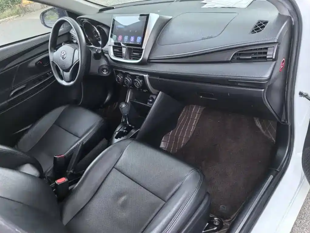 Toyota Yaris L — фото 7