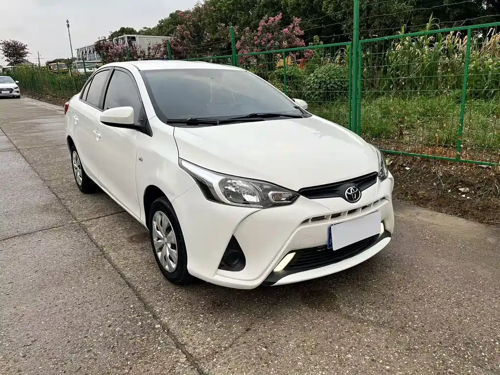 Toyota Yaris L — фото 2