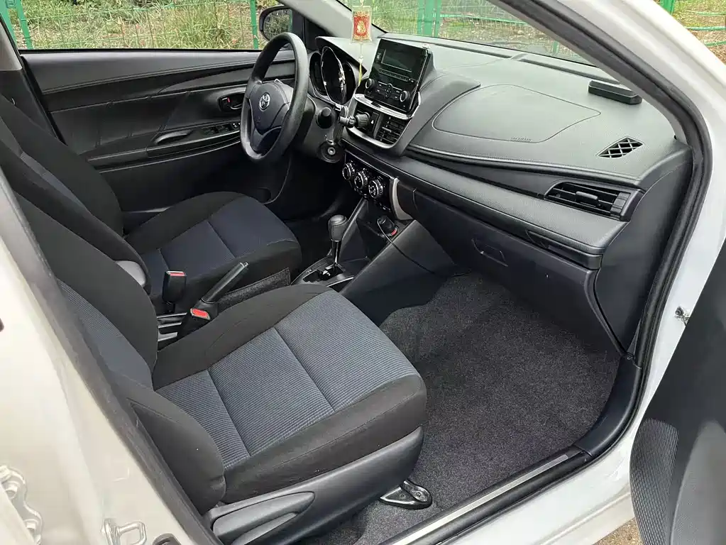 Toyota Yaris L — фото 11