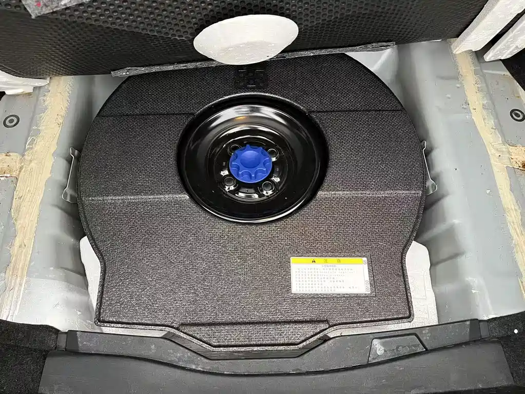Toyota Yaris L — фото 13