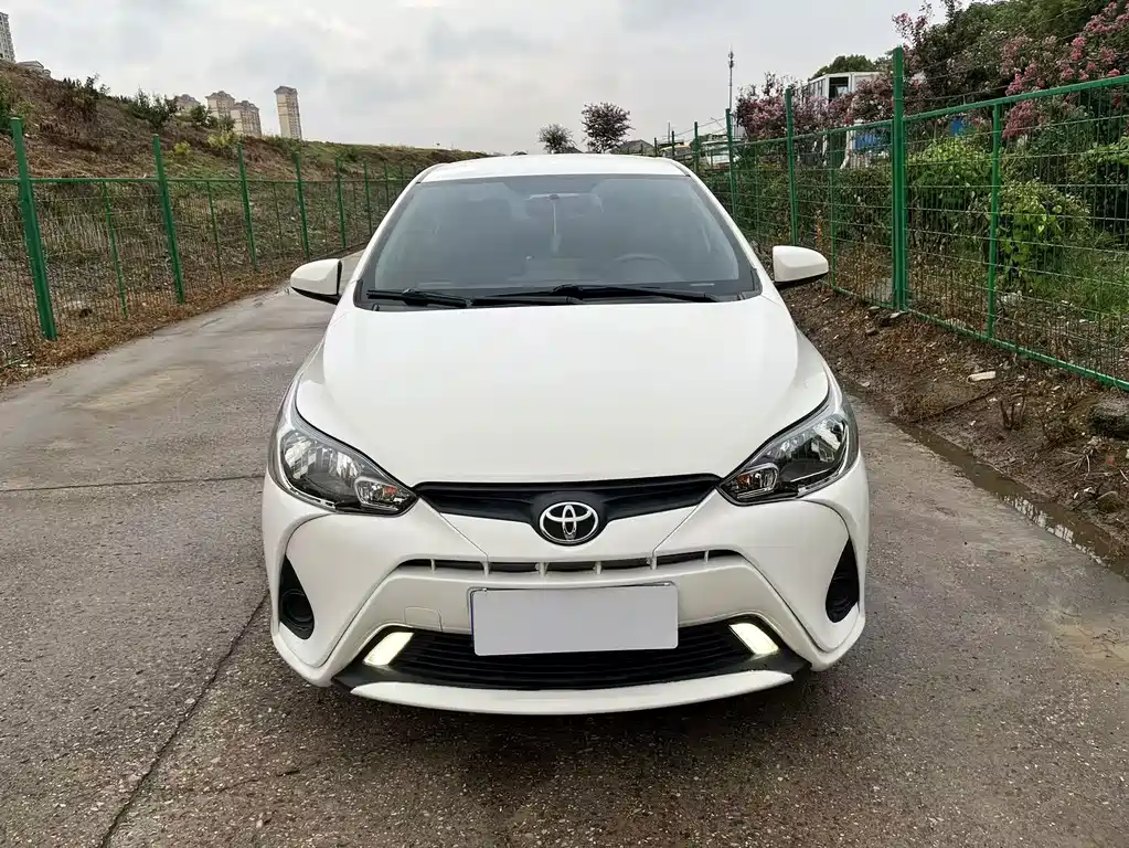 Toyota Yaris L — фото 3