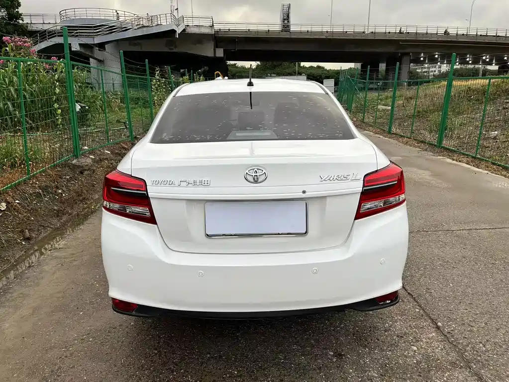 Toyota Yaris L — фото 4
