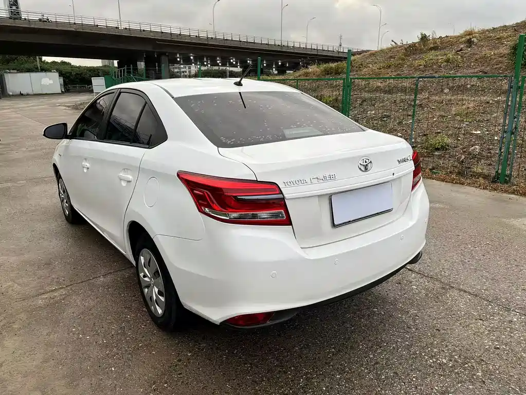 Toyota Yaris L — фото 6