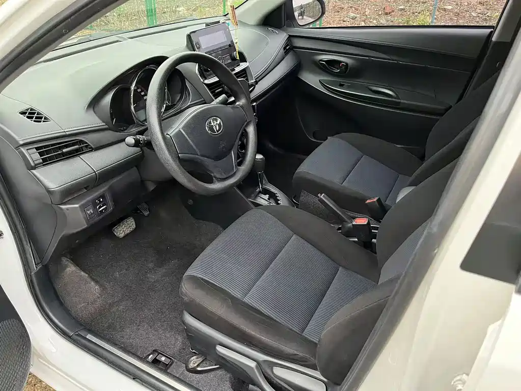 Toyota Yaris L — фото 7