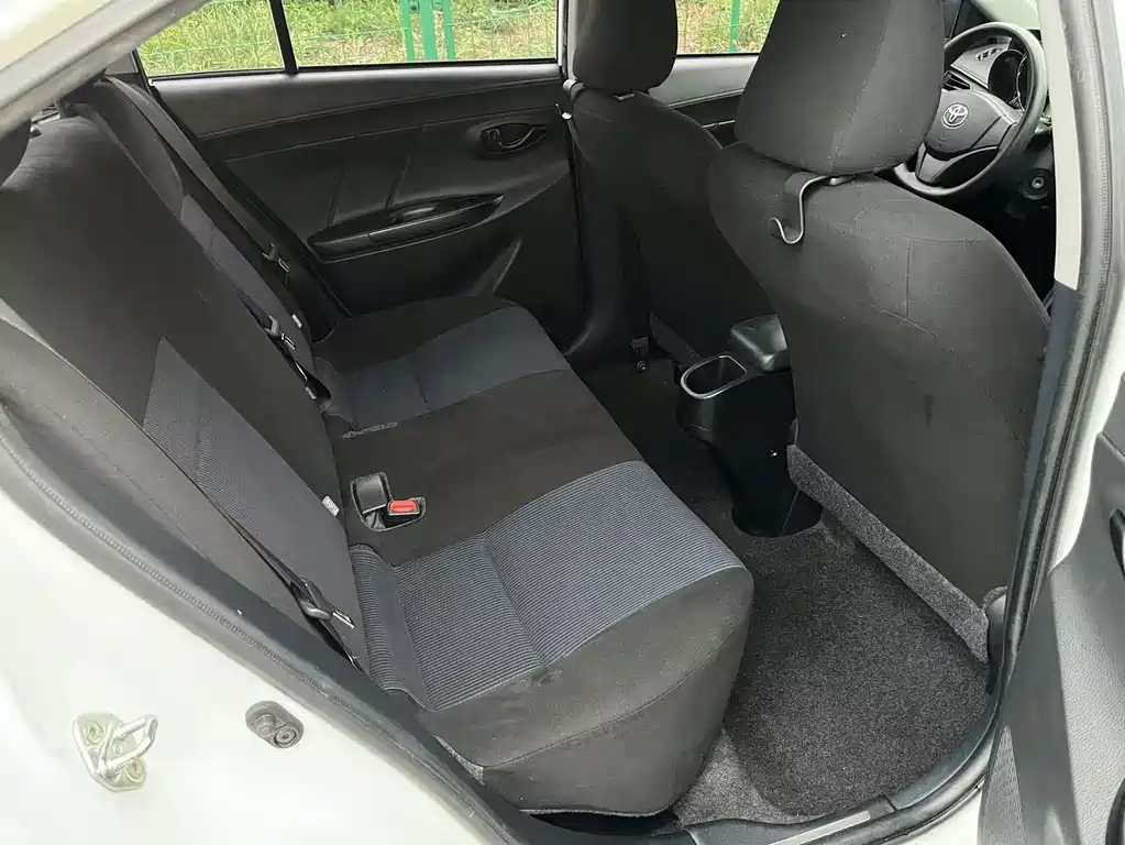 Toyota Yaris L — фото 10